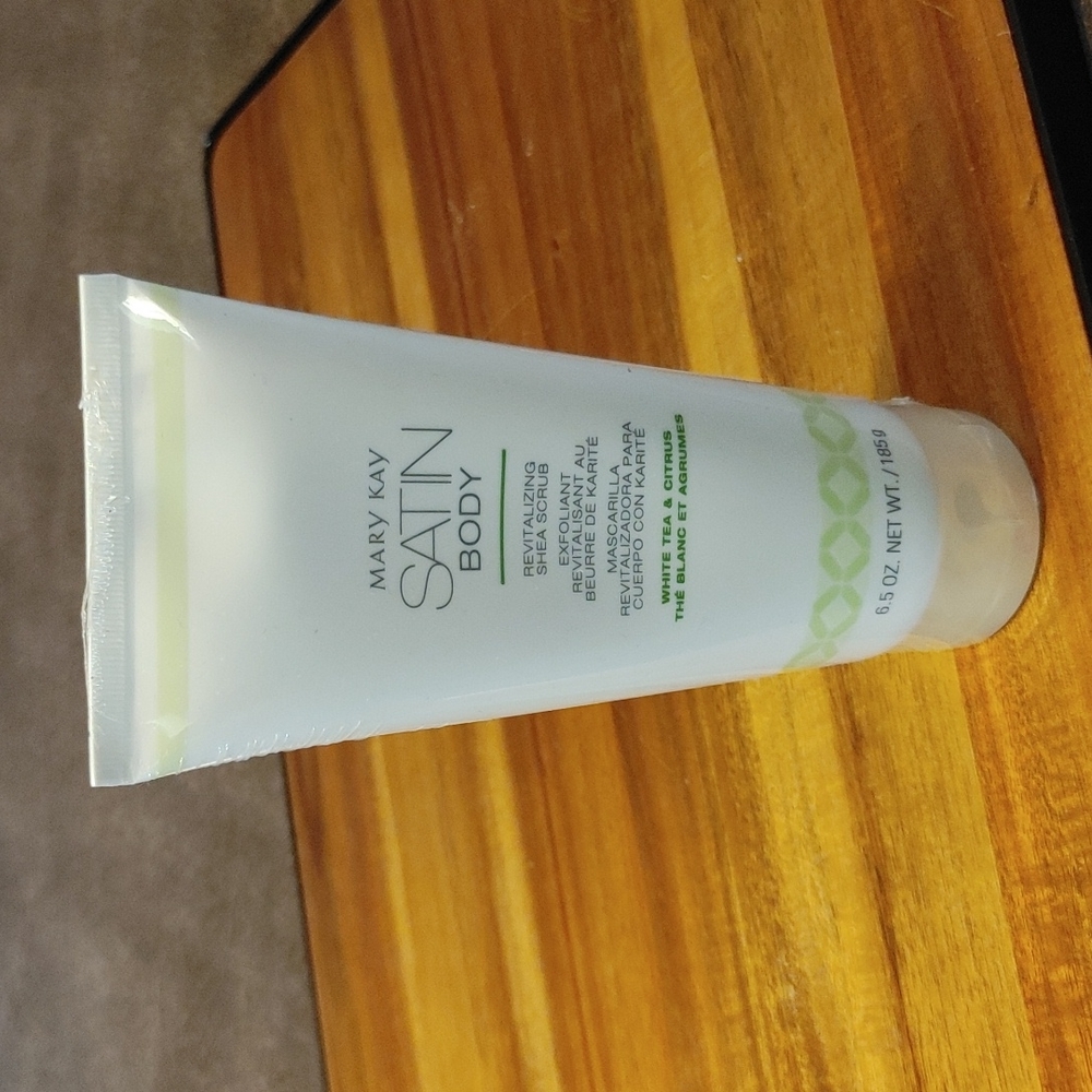 MK White Tea & Citrus Satin Body Revitalizing Shea Scrub